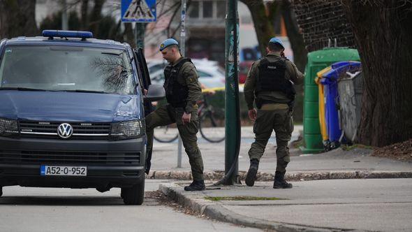 Huligani vozilom pokosili policajce - Avaz