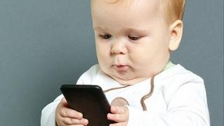 Psiholozi otkrili zašto je opasno smirivati djecu mobitelom