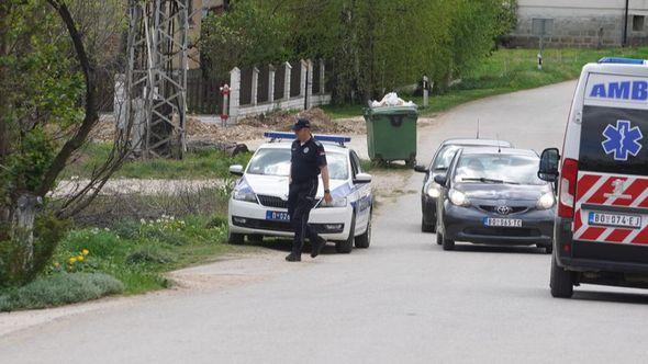 Hitna pomoć i policija ispred kuće - Avaz