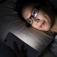 Dopisivanje sat prije spavanja vodi do nesanice