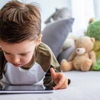 Da li gledanje u ekran povećava rizik od autizma kod djece