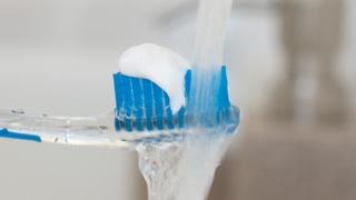 Da li prvo pokvasiti četkicu za zube pa staviti pastu ili je redoslijed obrnut