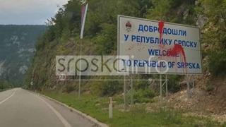 U Mrkonjić Gradu farbom posuta tabla s natpisom "Dobrodošli u RS"