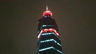 "Avaz Twist Tower" u crvenoj boji na Dan zaljubljenih