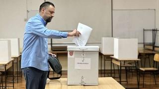 Otvorena birališta za Hrvatski sabor u BiH: Aktivno registrirano preko 200.000 birača