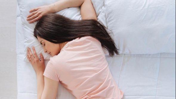 Spavanje na stomaku uzrokuje pritisak na kičmu  - Avaz
