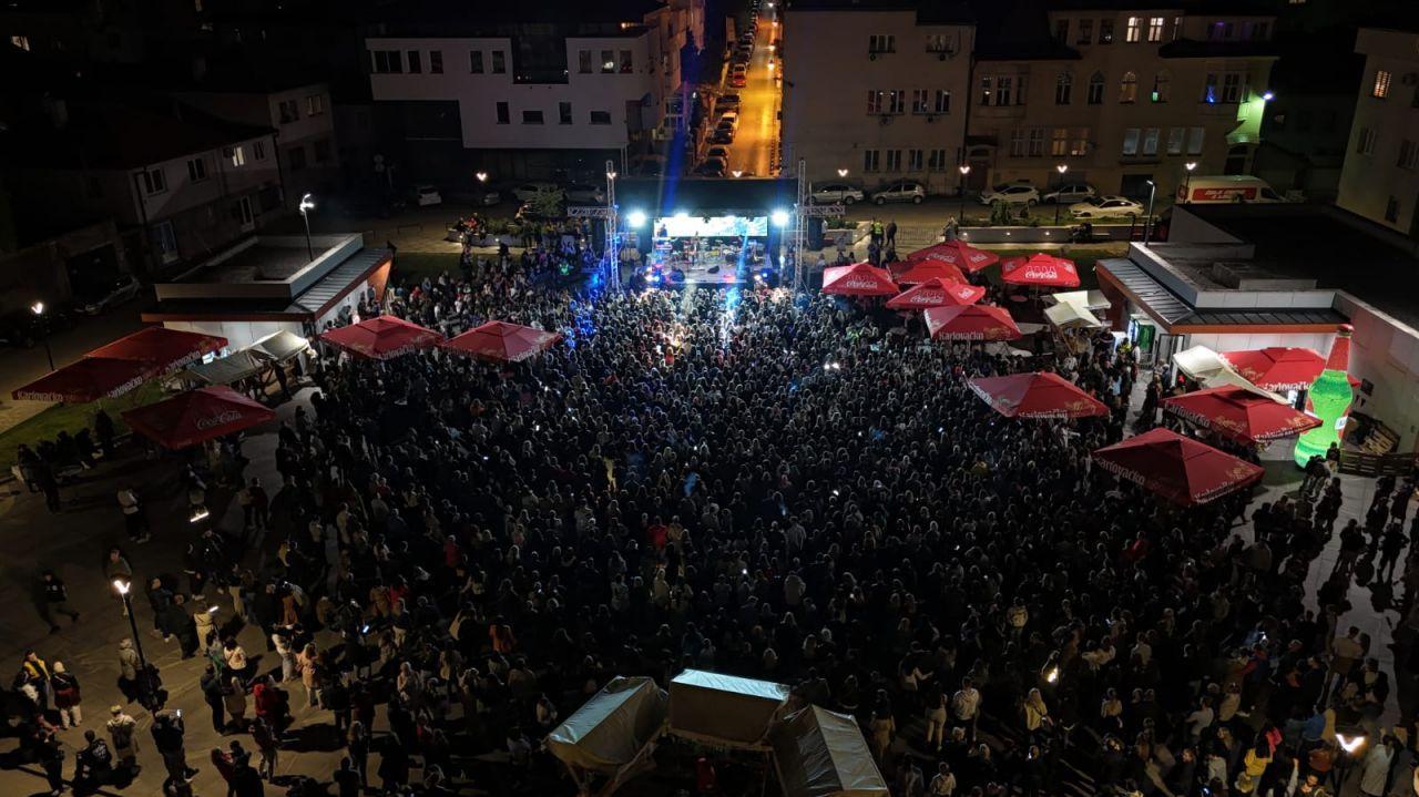 Dženan Lončarević na prepunom trgu u Starom Gradu održao koncert