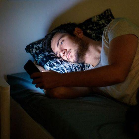 Ovako vaš mozak reagira kada gledate u mobitel prije spavanja