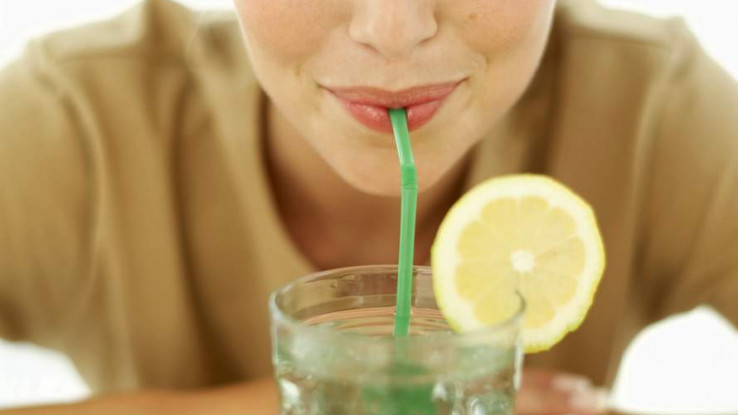 Stručnjaci savjetuju da pijete vodu s limunom kroz slamku