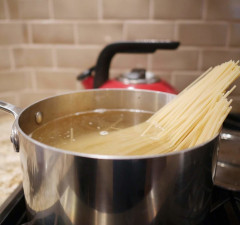 Stavljanjem u hladnu vodu izbjegavate mogućnost da se tjestenina zalijepi za dno suda