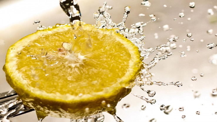 Voda s limunovim sokom smanjuje proizvodnju slobodnih radikala