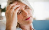 Uzimanje velikih doza lijekova koji sadrže kodein može uzrokovati jake glavobolje