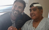 Maradona (desno) je prije dvije sedmice pušten na kućnu njegu gdje se trebao oporavljati od zahtjevne operacije