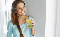 Obogatite vodu svježe cijeđenim limunovim sokom