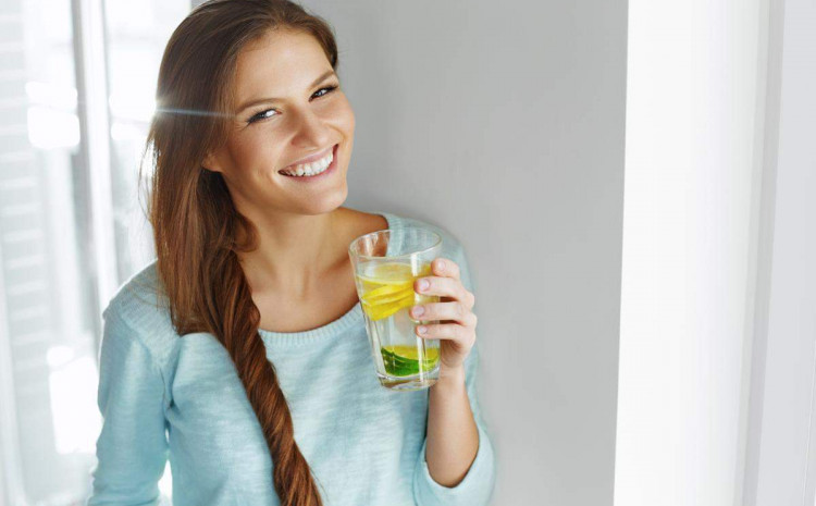 Obogatite vodu svježe cijeđenim limunovim sokom