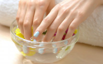 Mješavina maslinovog ulja i limunovog soka idealna je za suhe i ispucale ruke