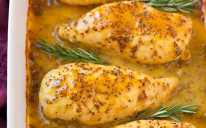Okrenite piletinu i premažite ostatkom sosa pa pecite još 15 minuta