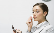 Make-up nam služi kako bi sakrili sve nepravilnosti na licu