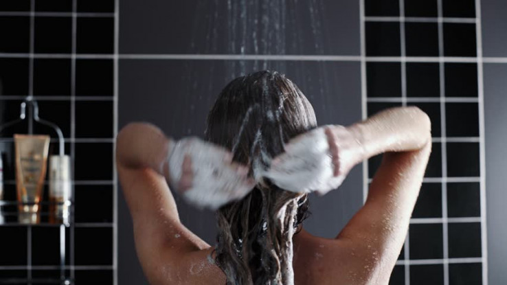 Pranje kose toplom vodom takođe može promijeniti izgled vaše kose